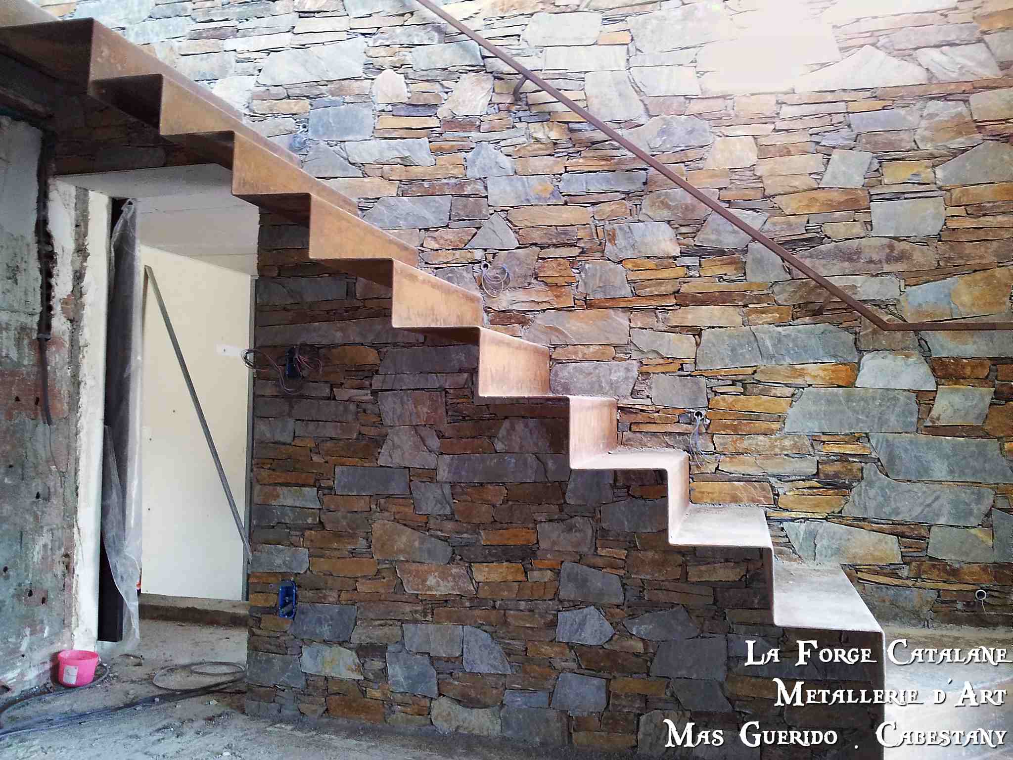 escaliers en tole pliee sans limons apparents forge catalane.jpg